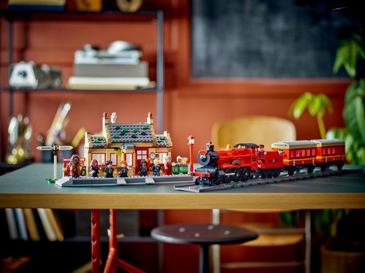 Image du produit LEGO Harry Potter 76423 Le Poudlard Express et la Gare de Pré-au-Lard (76423, LEGO Harry Potter)