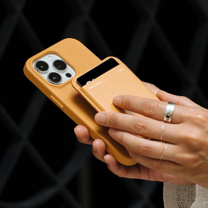 Image du produit Native Union jaune dorée (Apple iPhone 15, Apple iPhone 15 Plus, Apple iPhone 15 Pro Max, Apple iPhone 15 Pro)