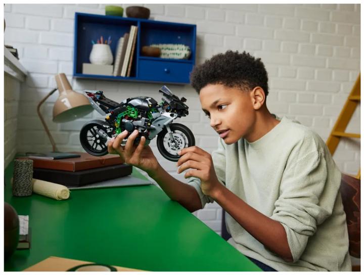 Actual product image LEGO Kawasaki Ninja H2R Motorrad (42170, LEGO Technic)