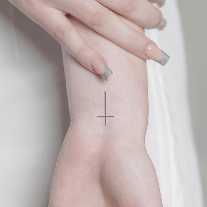 Produktbild minink Temporäres Tattoo – Kleines Kreuz