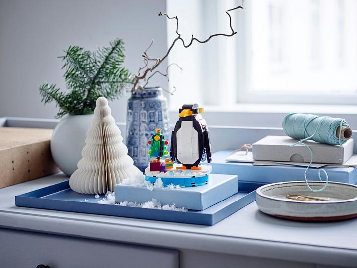 Actual product image LEGO Christmas penguin (40498, LEGO Icons, LEGO Rare Sets)