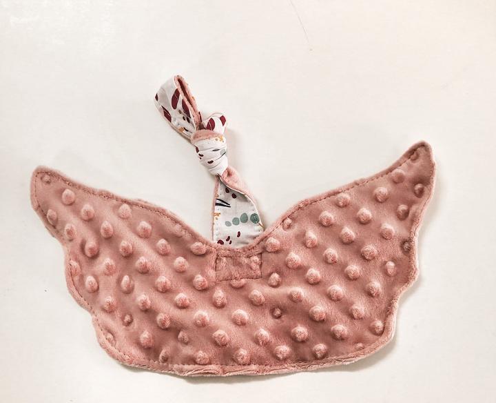 Actual product image Baby-Nest The Angel Nuscheli Wing Salmon