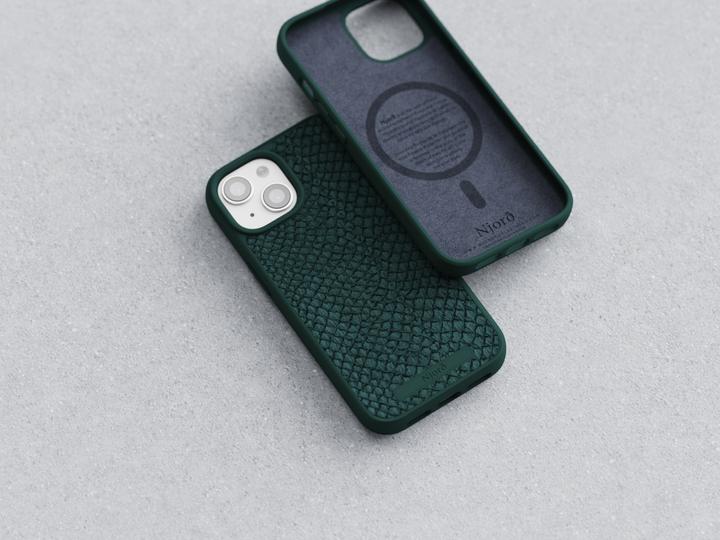 Produktbild Njord Hard-Cover Salm.Leather Magsafe Case Dark Green (Apple iPhone 15)