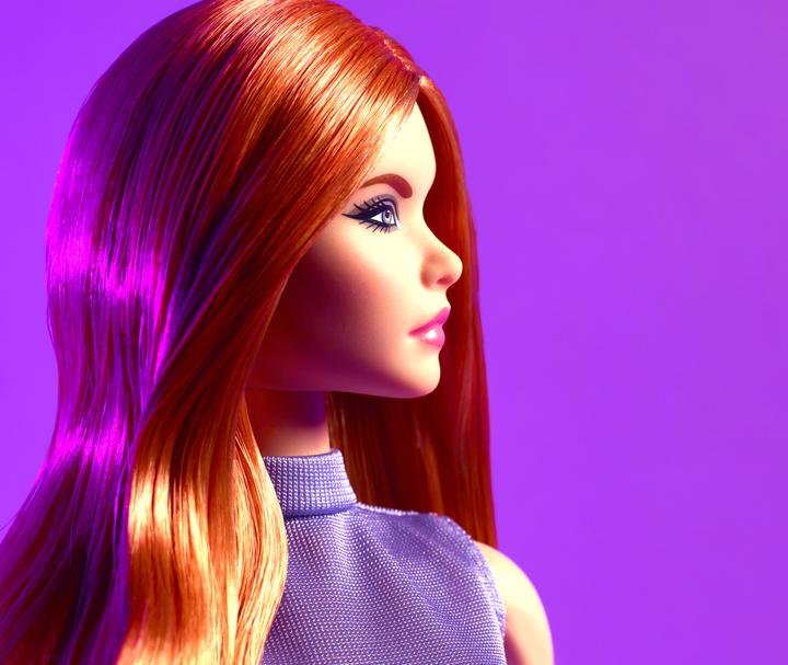 Immagine prodotto Barbie Signature Looks - Vestito lilla Capelli rossi