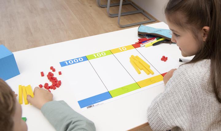 Actual product image Betzold Decimal system with arithmetic table (German)