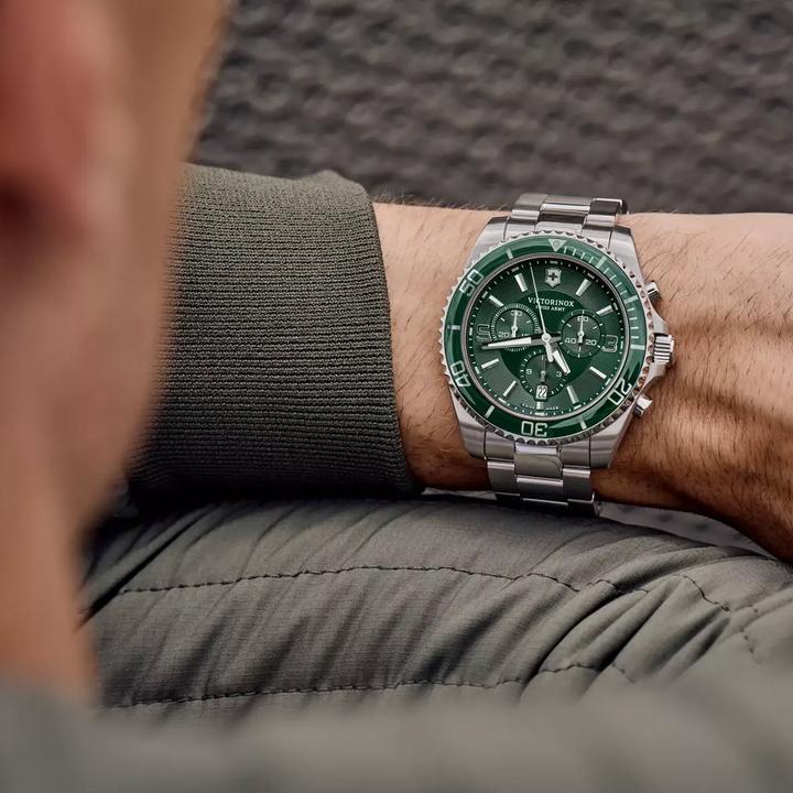 Actual product image Victorinox Maverick Chrono 43, GRN dial, GRY SST br (Chronograph, 43 mm)
