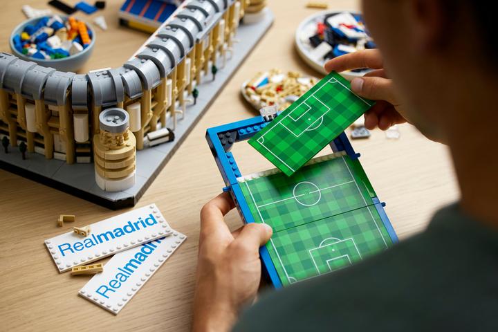 Immagine prodotto LEGO Real Madrid - Stadio Santiago Bernabéu (10299, LEGO Icons, Set LEGO rari)