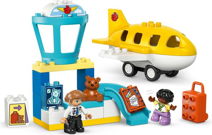 Actual product image LEGO Erster Besuch im Flughafen (10443)