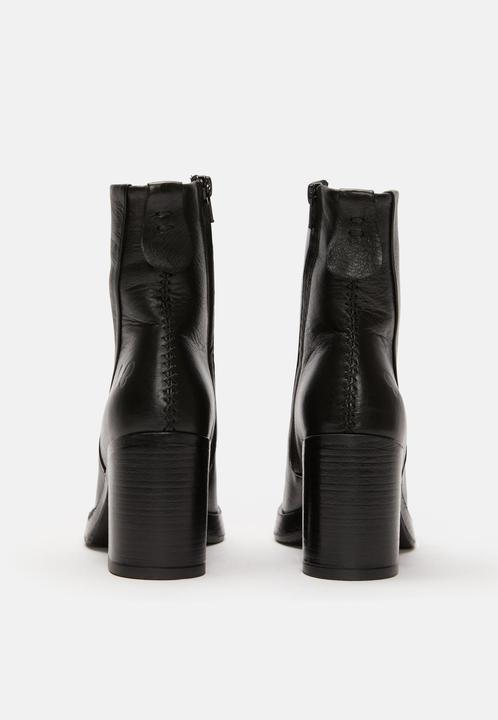 Produktbild Felmini VALERIA D574, der Stiefel mit Absatz von, ist aus schwarzem Leder gefertigt und bietet einen (40)