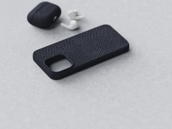 Produktbild Njord Hard-Cover Salm.Leather Magsafe Case Black (Apple iPhone 15 Pro Max)