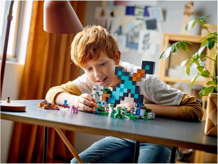 Actual product image LEGO 21244 The Sword Outpost (21244, LEGO Minecraft)