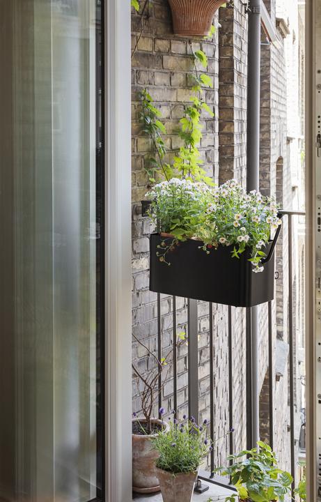Actual product image Eva Solo - Simply Grow Balcony Planter - Black - 20x42x20 cm