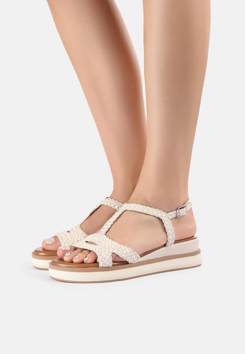 Inuovo Diese stilvolle und trendige Keilsandale von können Sie zu zahlreichen Outfits kombinieren. Ü (37)