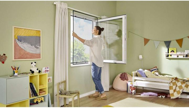 Produktbild tesa CLIP-ON Insektenschutz mit Anklipsrahmen für Fenster, zuschneidbarer Rahmen, ohne Bohren (120 x 140 cm)