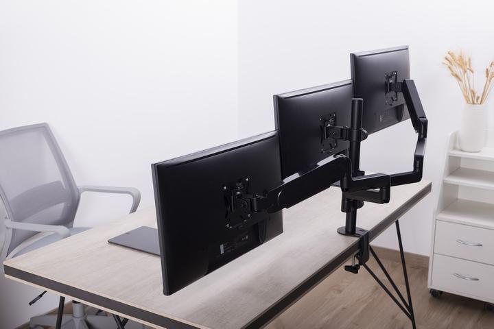 Actual product image Gembird Biurkowe ramię na 3 monitory - regulowane 17-32inch obciążenie do 7kg (Table, 27")