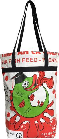 Produktbild Bekos Upcycling - Grosse Einkaufstasche aus recycelten Fischfuttersäcke rot mit grünem Fisch Graduate