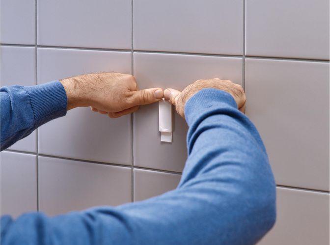 Image du produit tesa Clous adhésifs pour carrelage et métal, capacité de rétention de 3 kg, détachables sans laisser de