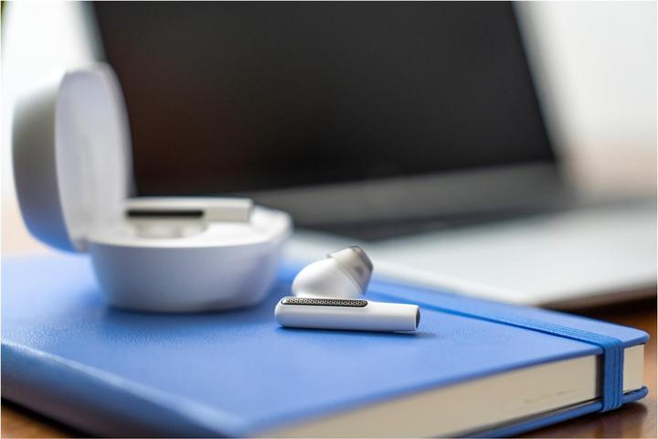Produktbild Poly Voyager Free 60+ UC M White Sand Earbuds (ANC, 8 h, Kabellos)