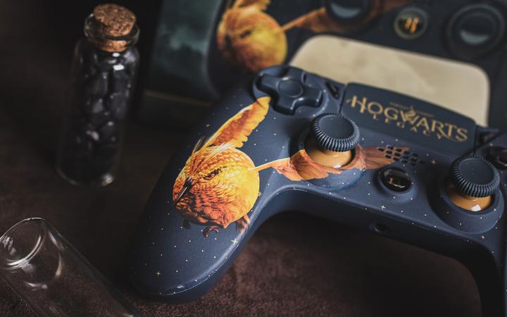 Produktbild Freaks and Geeks Hogwarts Legacy - Schnatzer (PS4)