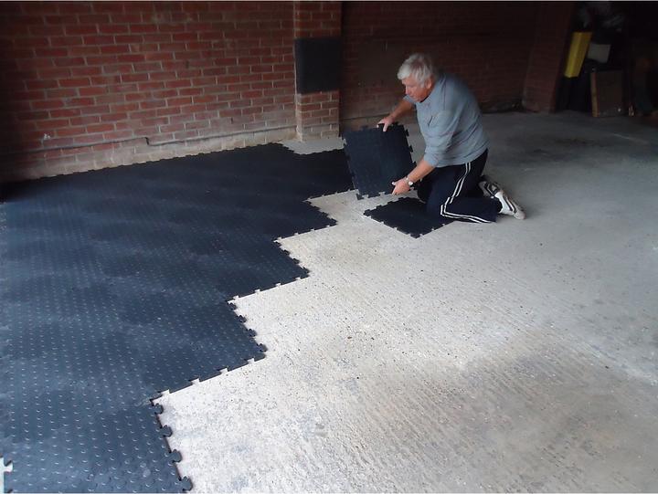 Produktbild Certeo PVC Garagenboden | HxBxT 12 x 470 x 470 mm | Genoppt | Schwarz | VE 10 | (12 x 470 x 470 mm)