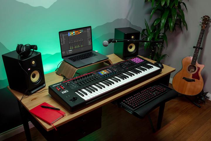 Actual product image Roland Fantom-06 (61 Keys)