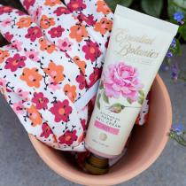 Produktbild Accentra Handpflegeset ESSENTIAL BOTANICS - CLASSICS in Blumentopf, inkl. 60ml Hand- & Nagelcreme, Gartenhand (Manicure set)