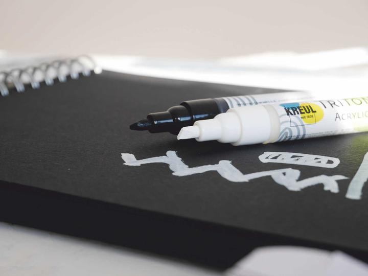 Actual product image Solo Goya Triton Acrylic Paint Marker Set of 2 (Black, White, 4 mm, 2 x)