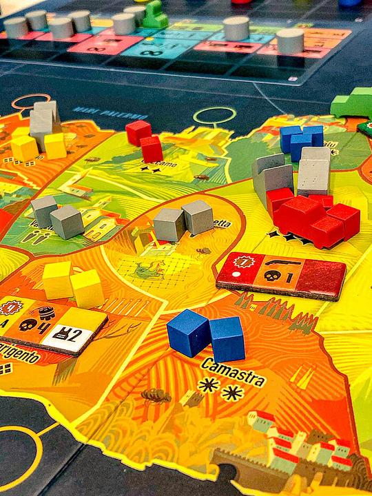 Actual product image Feuerland La Famiglia -The Great Mafia War (English)