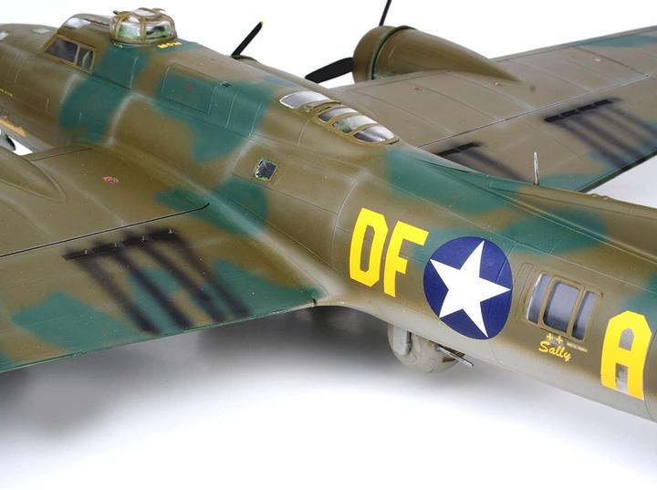 Actual product image Revell Boeing B-17F Memphis Belle