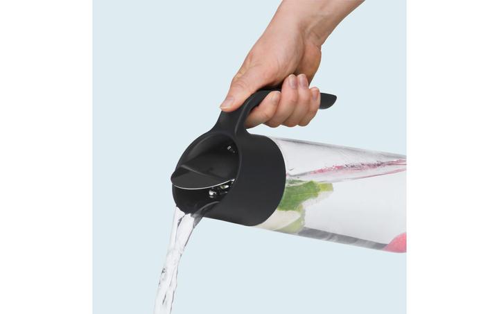 Produktbild WMF Wasserkaraffe 1l Glaskaraffe mit Griff Fruchtspiess Nuro CloseUp-Verschluss (1 l)