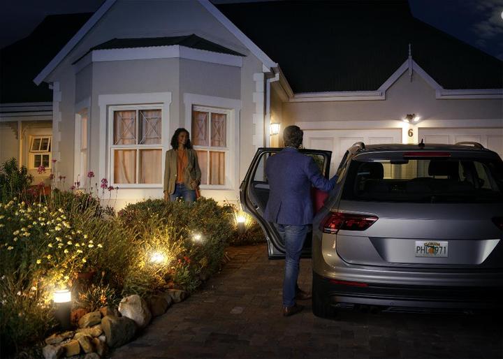 Image du produit Philips Hue Base de Lucca (806 lm, E27, IP44)