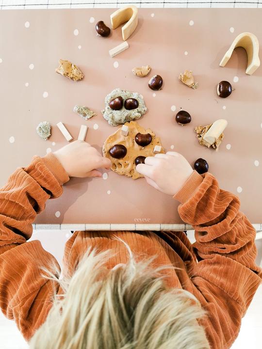 Immagine prodotto Eeveve Tovaglietta e tappetino XL per bambini "Puntini Cannella