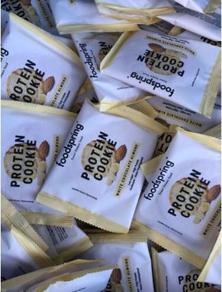 Immagine prodotto Foodspring Biscotto proteico al cioccolato bianco (Cioccolato bianco e mandorle, 1 pz., 50 g)
