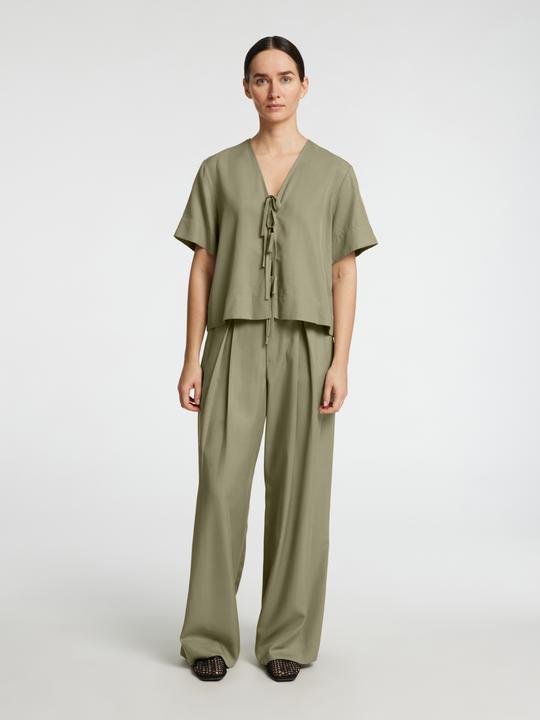 Actual product image Selected Femme Vorn gebundene Top mit V-Ausschnitt (40)