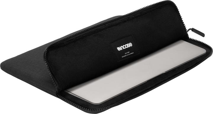Actual product image Incase Dots (16", Apple)