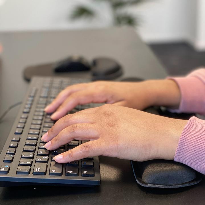 Immagine prodotto Cadorabo Set di 2 pezzi di tappetino per mouse ergonomico e poggiapolsi per tastiera con supporto per il