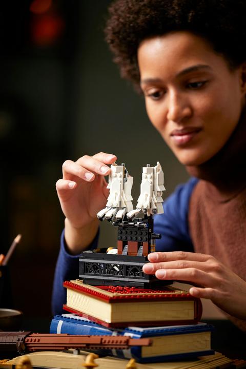Actual product image LEGO Hogwarts Icons - Collector's Edition (76391, LEGO Harry Potter, LEGO Rare Sets)