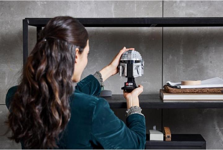 Actual product image LEGO Mandalorian helmet (75328, LEGO Star Wars)