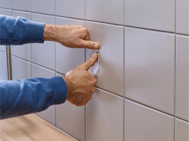 Produktbild tesa Klebenagel für Fliesen & Metall, höhenverstellbar
