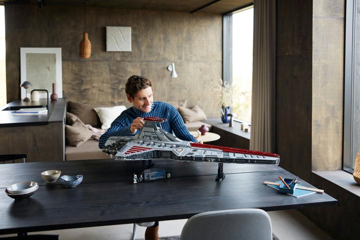 Actual product image LEGO UCS Venator-class Republic Attack Cruiser (75367, LEGO Star Wars, LEGO Rare Sets)