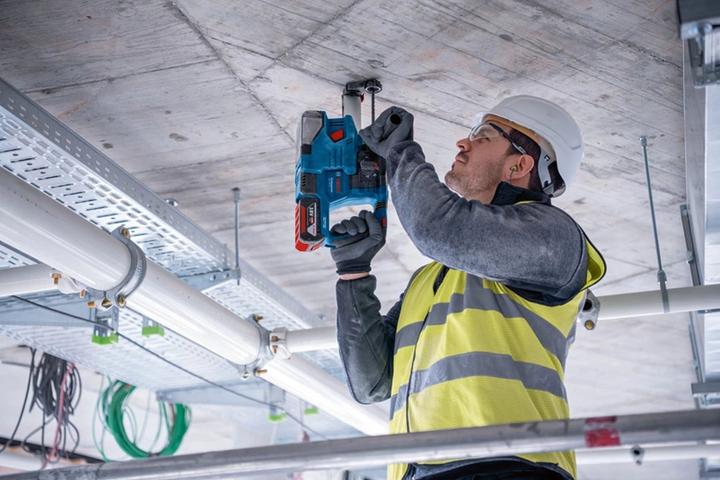 Actual product image Bosch Professional Cordless rotary hammer with SDS plus GBH 18V-22, 2 x GBA 18V 4.0Ah batteries, L-BOXX (Rechargeable battery operated)