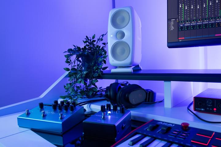 Actual product image IK Multimedia iLoud MTM MKII Pair - 100 Watt active (Active, Pair, 2x 100 W)