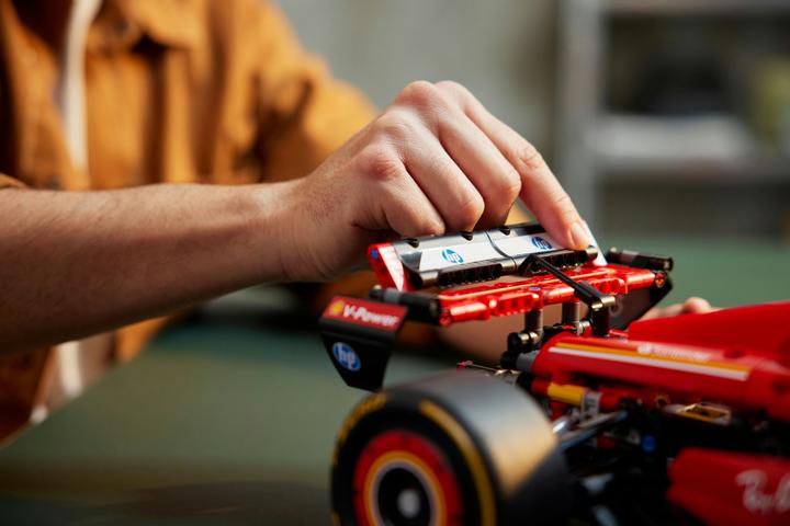 Actual product image LEGO Ferrari SF-24 F1 Rennauto (42207, LEGO Technic)