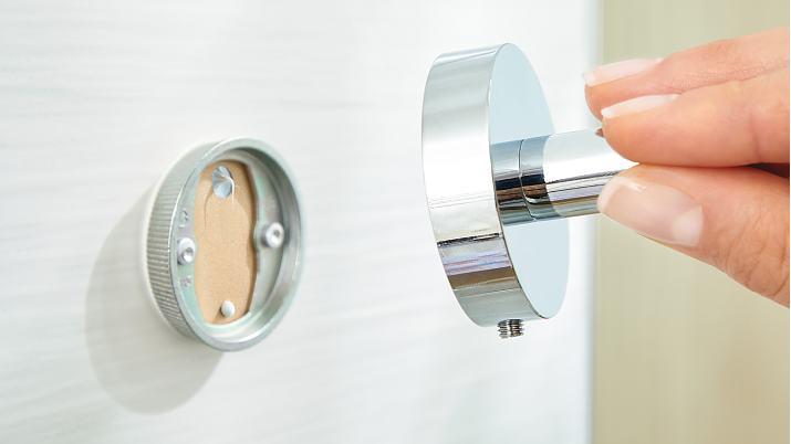 Produktbild tesa SMOOZ Handtuchring inkl. Klebelösung ohne Bohren