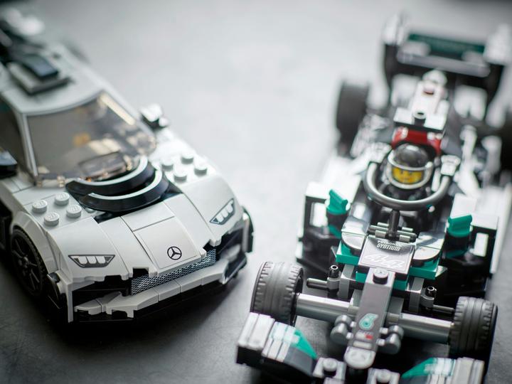 Produktbild LEGO Mercedes-AMG F1 W12 E Performance & Mercedes-AMG Project One (76909, LEGO Speed Champions)