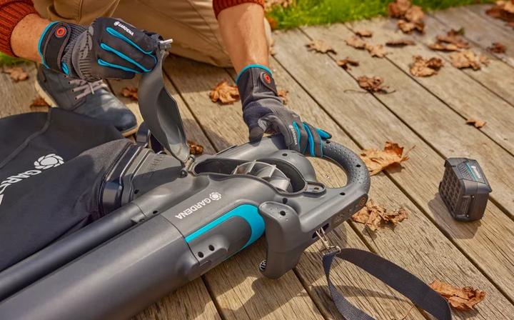 Produktbild Gardena Akku-Laubsauger/Laubbläser PowerJet Collect 18V P4A solo (grau/schwarz, ohne Akku und Ladegerät, POW (Akkubetrieb, Laubbläser)