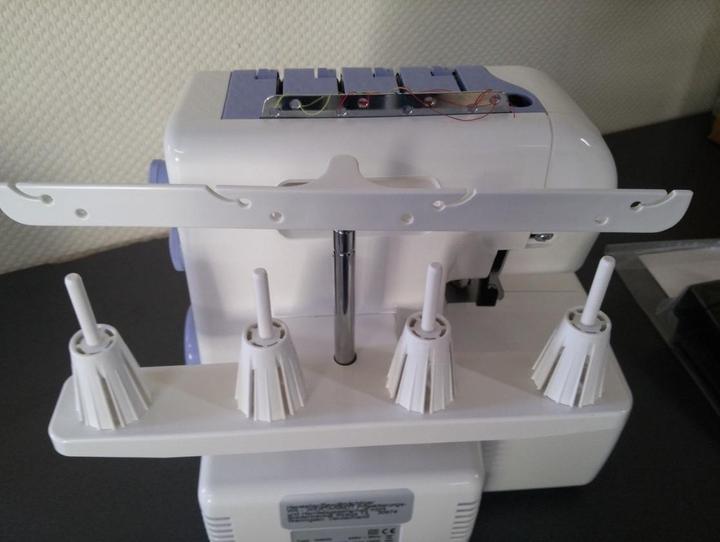Produktbild W6 Overlock Nähmaschine N 454D