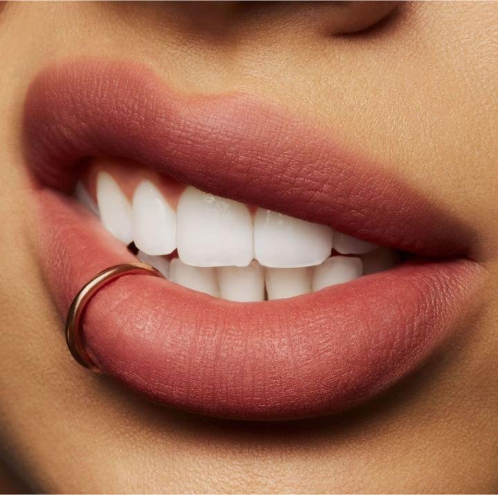 Produktbild MAC Cosmetics Powder Kiss Liquid Lipcolour (Over the Taupe)