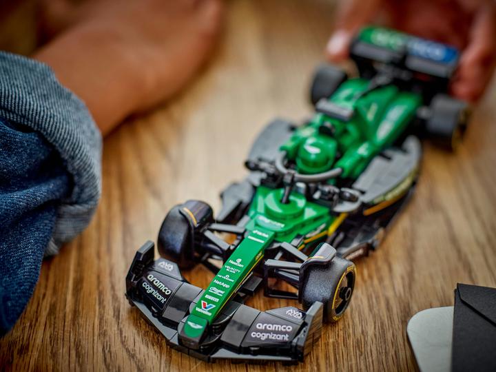 Actual product image LEGO Aston Martin Aramco F1 AMR24 Rennauto (77245, LEGO Speed Champions)