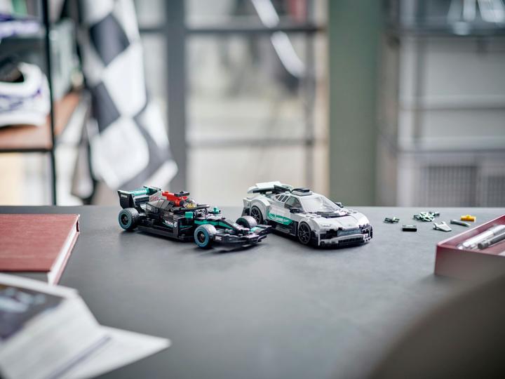 Produktbild LEGO Mercedes-AMG F1 W12 E Performance & Mercedes-AMG Project One (76909, LEGO Speed Champions)